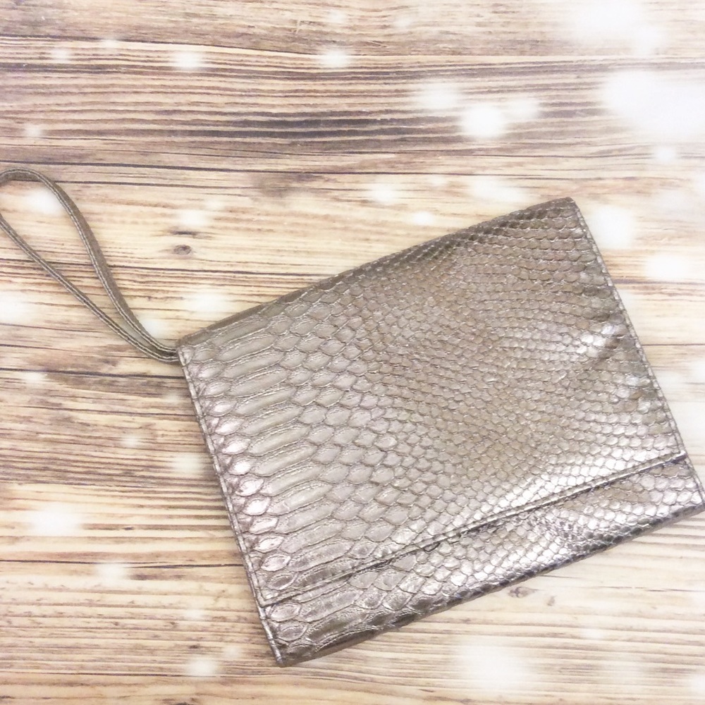 🔴 Neiman Marcus Textured Snakeskin Print Wristlet